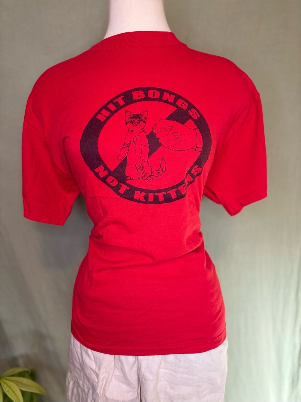Rare “Hit bongs not kittens” tshirt